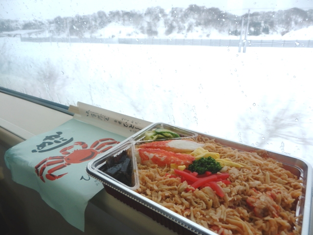 稚内駅前で半世紀近くも営業してきた駅前食堂には駅弁と言っていい体裁の「かにめし」がありました。クリックしてください。